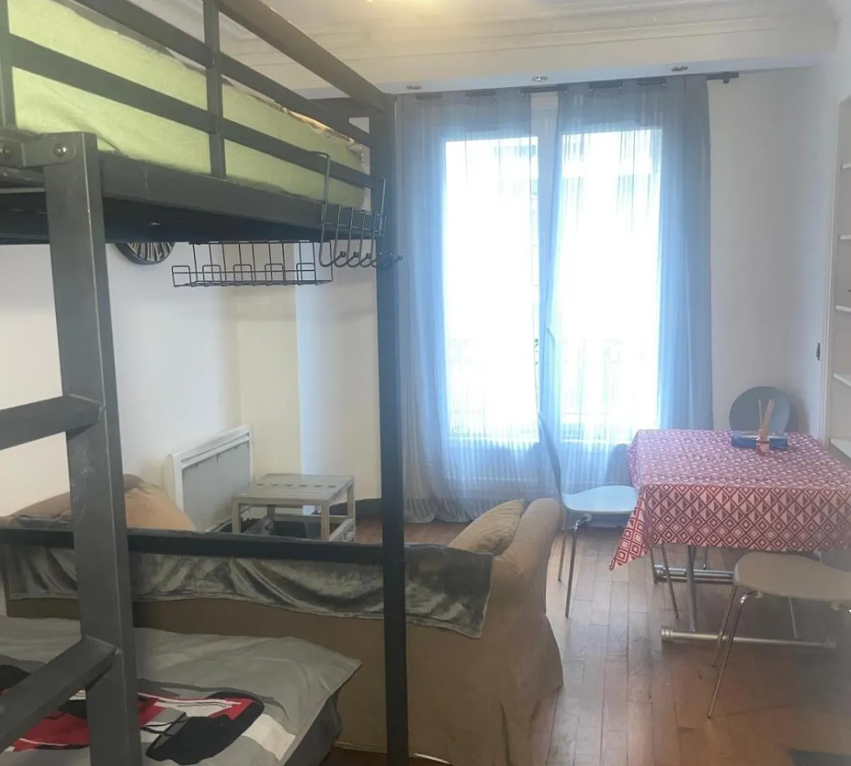 Hostel Privees Dans Un De 2 Pieces A 13e